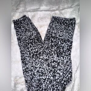 NEVER WORN LULULEMON ALIGN LEGGINGS! BLACK AND WHITE PATTERN
